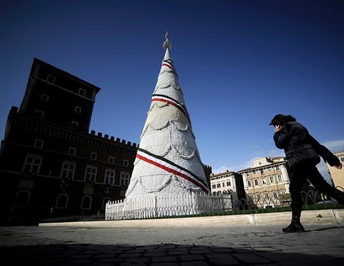 Cây thông ở quảng trường thành phố Piazza Venezia (Rome) ngày 6/12/2011 - Ảnh: AFP